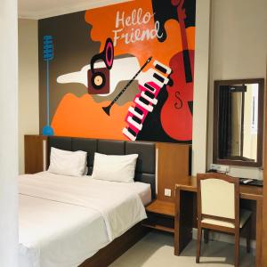 Cama ou camas em um quarto em Votel Viure Hotel Jogjakarta