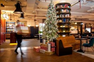 Un arbre de Noël au milieu d'un magasin dans l'établissement Only YOU Hotel Atocha, à Madrid