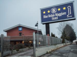 Blue Relais Maggiore في كاستيلّيتّو سوبرا تيسان: علامة امام مبنى به فندق