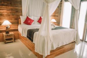 Cama ou camas em um quarto em Mertasari Bungalows