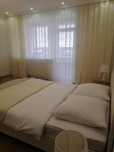 A bed or beds in a room at Lux Apartment in the City Center