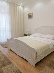 A bed or beds in a room at Lux Apartment in the City Center