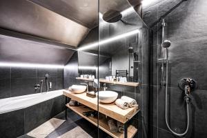 A bathroom at ALMMONTE PRÄCLARUM SUITES Design Hotel