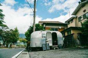 una vecchia roulotte parcheggiata sul lato di una strada di Irori Guest House Tenmaku a Hakone