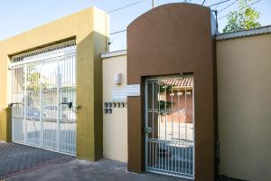 un edificio con due cancelli e una recinzione di Departamentos Tequila a Tequila