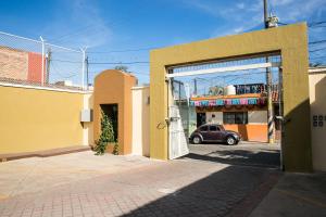 un'auto è parcheggiata di fronte a un edificio di Departamentos Tequila a Tequila