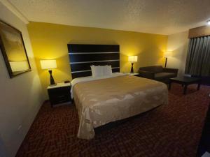 Quality Inn Fort Smith I-540 객실 침대