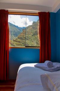 1 dormitorio con ventana y vistas a la montaña en Tumy house B&B, en Ollantaytambo