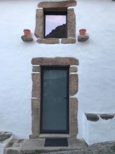 a window on the side of a building at Azeite de Marvão, Olivoturismo casa Venda do Lagar in Marvão