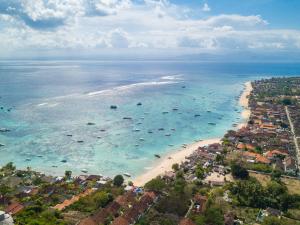 uma vista aérea de uma praia com barcos na água em Villa Lanie Lembongan em Nusa Lembongan