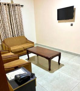 een woonkamer met een bank en een salontafel bij Nue-Crest Hotels & Suites in Enugu