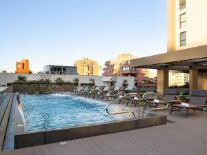 ein Pool auf dem Dach eines Gebäudes in der Unterkunft Novotel Vina del Mar in Viña del Mar