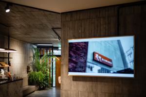 Uma TV ou centro de entretenimento em YZ SPA House