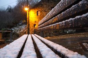 GondramazにあるCasa Catraia Gondramaz no Pulmão da Serra da Lousãの雪のベンチ