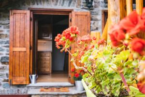 ヴァルトゥルナンシュにあるChalet Le Lisの赤花の建物の開扉