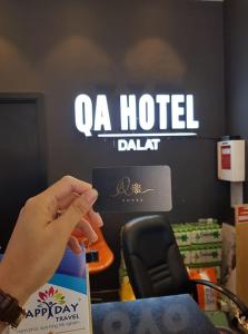 Et logo, certifikat, skilt eller en pris der bliver vist frem på QA Hotel Dalat - City Centre