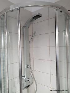 una doccia con porta in vetro in bagno di Nefeli a Vassiliki