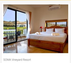 Ліжко або ліжка в номері Soma Vineyard Resort -Nashik