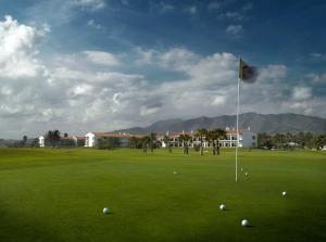 een golfbaan met een vlag en ballen op een green bij Parador de Málaga Golf in Málaga