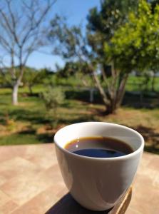 una taza de café sobre una mesa en Ktima Anastasia, en Nauplia