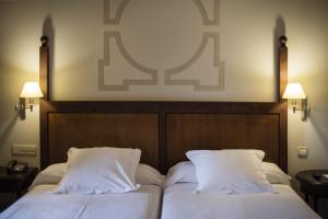 Una cama o camas en una habitación de Parador de Monforte de Lemos