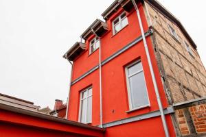 een rood gebouw met ramen erop bij Ferienwohnungen Muehlenblick in Röbel