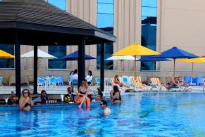 A piscina localizada em Tolip Golden Plaza ou nos arredores