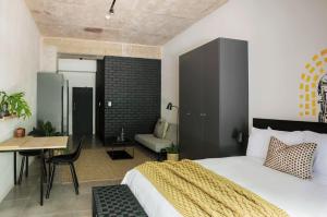 Tempat tidur dalam kamar di Blackbrick Sandton One