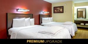 een hotelkamer met 2 bedden en een spiegel bij Red Roof Inn PLUS+ Washington DC - Oxon Hill in Oxon Hill