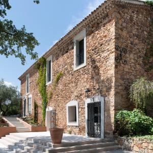 vista esterna di un edificio in pietra con cortile di Bastide de l'Endre a Callas