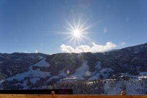 上柯尼希山麓米尔巴赫Gut Stein Panoramalodge的太阳照耀着白雪 ⁇ 的山脉