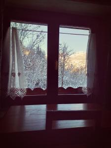 ein Fenster mit Blick auf einen schneebedeckten Hof in der Unterkunft Etoile des Neiges in Sauze dʼOulx