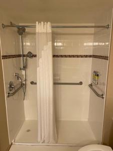 Holiday Inn Express Philadelphia Penn's Landing, an IHG Hotel tesisinde bir banyo