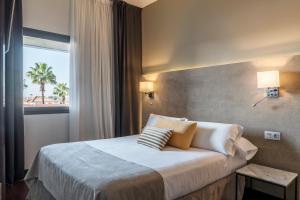 Rúm í herbergi á Sevilla Green Suites