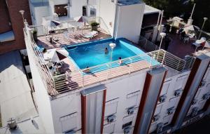 an overhead view of a swimming pool on a building at Hotel Arona in Villa Carlos Paz