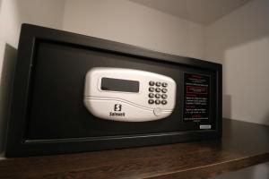 a microwave with a toaster oven on top of a counter at Hotel Arona in Villa Carlos Paz