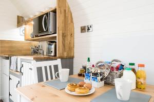 Kitchen o kitchenette sa Weedingshall Lodges