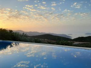 einen Pool mit Bergblick in der Unterkunft Villa Emilie Kas in Kaş