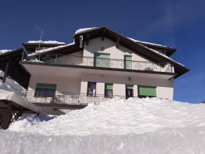 een huis op een berg sneeuw bij Appartamento G.& G. in Dosoledo