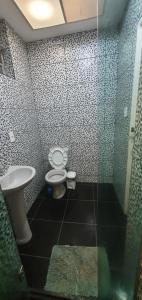 y baño con aseo y lavamanos. en Adonai Copacabana Rooms 01, en Río de Janeiro