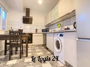 O bucătărie sau chicinetă la LA SUITE 22 BIS