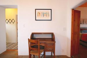 escritorio con silla junto a la pared en Closson Casita - Patio & Fire Pit - Near Plaza - 1BR, en Santa Fe