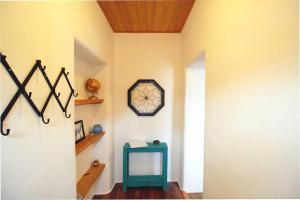 una habitación con una mesa azul y un reloj en la pared en Closson Casita - Patio & Fire Pit - Near Plaza - 1BR, en Santa Fe