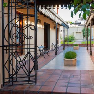 un patio con bancos y mesas en un edificio en El Arribo Hotel, en San Salvador de Jujuy