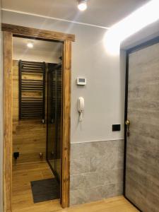 un couloir avec une porte et un téléphone sur un mur dans l'établissement Central Apart Chalet, à Breuil-Cervinia