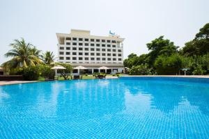 A piscina localizada em Sun-n-Sand Shirdi ou nos arredores