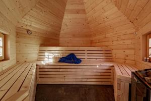 drewniana sauna z niebieskim kocem w obiekcie Ferienwohnung Xandl w mieście Kaibing