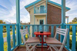 duas cadeiras e uma mesa numa varanda com uma casa em Yonca Lodge em Fethiye