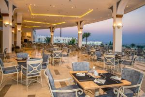 En restaurant eller et spisested på Sunrise Diamond Beach Resort -Grand Select