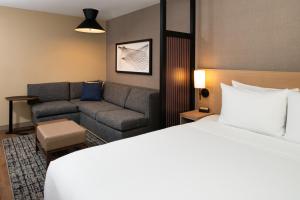 um quarto de hotel com uma cama e um sofá em Hyatt Place Chicago Wicker Park em Chicago